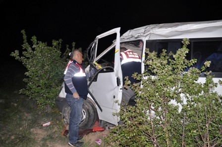 Konya'da işçileri taşıyan minibüs devrildi: 3 ölü, 12 yaralı 6