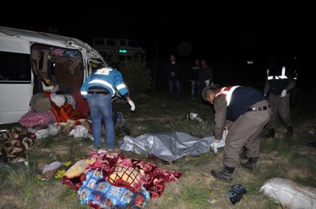 Konya'da işçileri taşıyan minibüs devrildi: 3 ölü, 12 yaralı 7