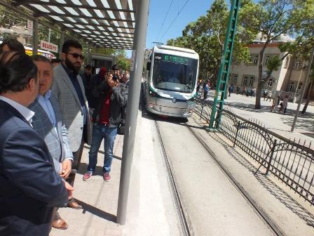 Arat ve vekil adayları tramvaya bindi ve vatandaşı dinledi 2