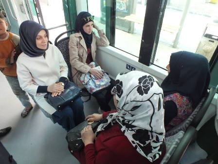 Arat ve vekil adayları tramvaya bindi ve vatandaşı dinledi 3