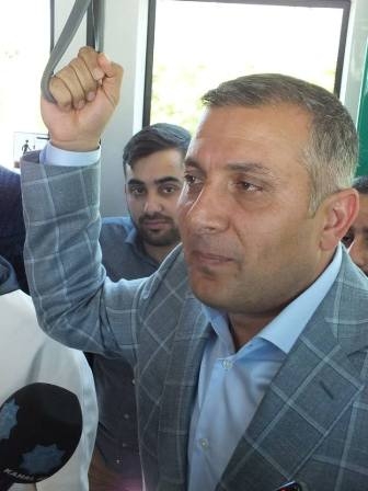 Arat ve vekil adayları tramvaya bindi ve vatandaşı dinledi 4
