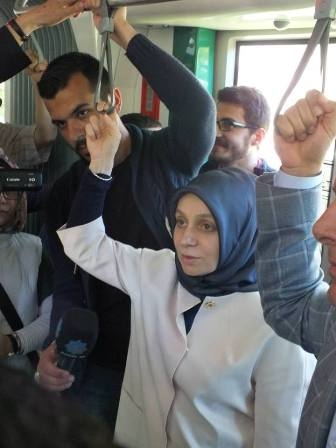 Arat ve vekil adayları tramvaya bindi ve vatandaşı dinledi 5