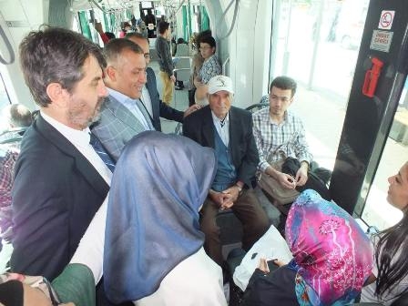 Arat ve vekil adayları tramvaya bindi ve vatandaşı dinledi 6