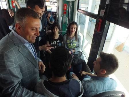 Arat ve vekil adayları tramvaya bindi ve vatandaşı dinledi 7