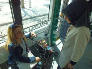 Arat ve vekil adayları tramvaya bindi ve vatandaşı dinledi