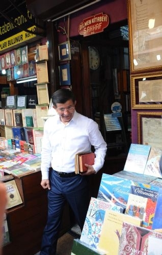 Davutoğlu sahafları gezdi, kitap aldı 1