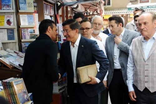 Davutoğlu sahafları gezdi, kitap aldı 10