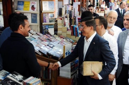 Davutoğlu sahafları gezdi, kitap aldı 11