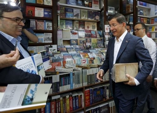 Davutoğlu sahafları gezdi, kitap aldı 12