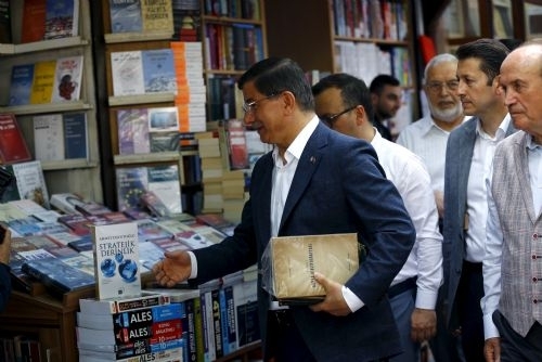 Davutoğlu sahafları gezdi, kitap aldı 13