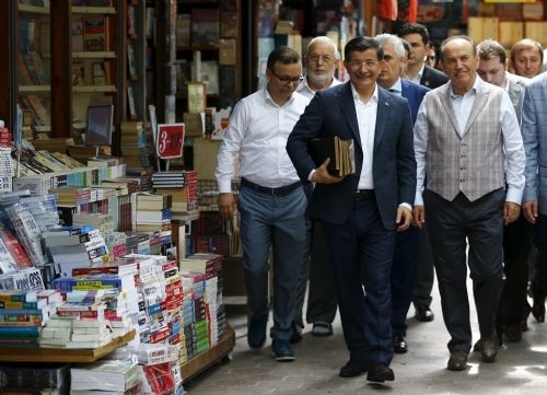 Davutoğlu sahafları gezdi, kitap aldı 14
