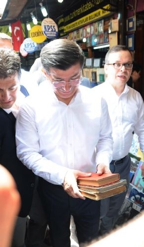 Davutoğlu sahafları gezdi, kitap aldı 2