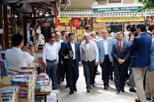 Davutoğlu sahafları gezdi, kitap aldı 5