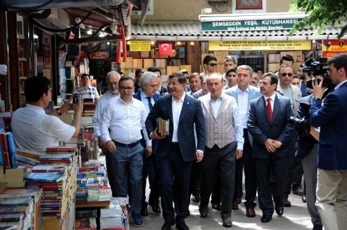 Davutoğlu sahafları gezdi, kitap aldı 6