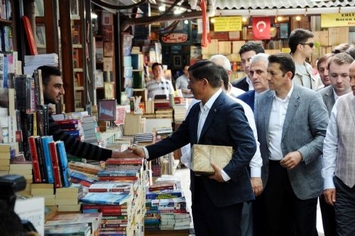 Davutoğlu sahafları gezdi, kitap aldı 7