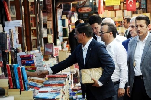 Davutoğlu sahafları gezdi, kitap aldı 8