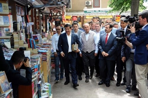 Davutoğlu sahafları gezdi, kitap aldı 9