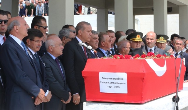 SÜLEYMAN DEMİREL'E VEDA 177