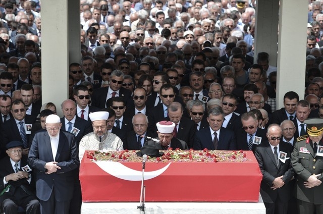 SÜLEYMAN DEMİREL'E VEDA 181