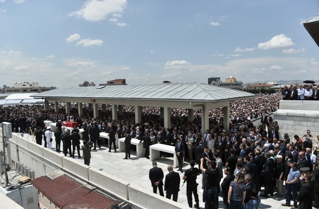SÜLEYMAN DEMİREL'E VEDA 183