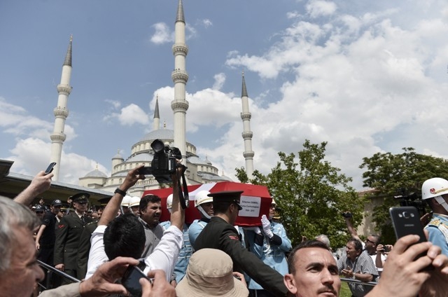 SÜLEYMAN DEMİREL'E VEDA 187