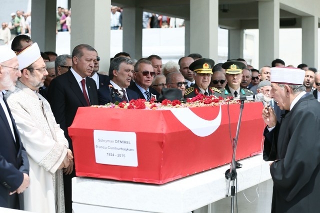 SÜLEYMAN DEMİREL'E VEDA 192