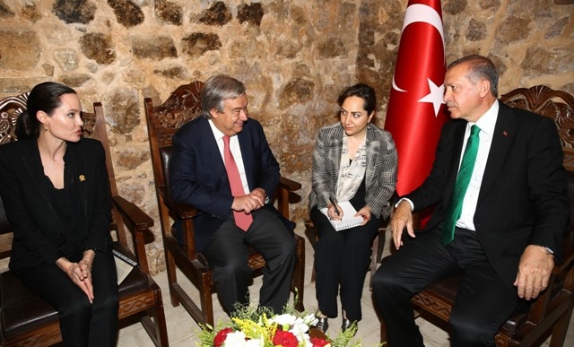 Angelina Jolie Türkiye'deki mültecileri ziyaret etti 7
