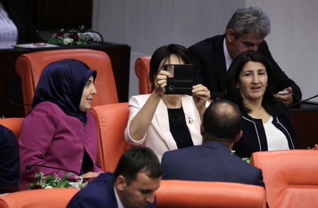 YENİ MECLİSTEN ENSTANTANELER 103