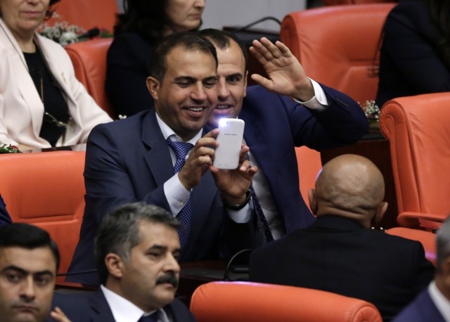 YENİ MECLİSTEN ENSTANTANELER 106