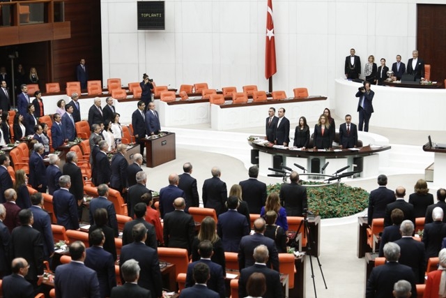 YENİ MECLİSTEN ENSTANTANELER 16