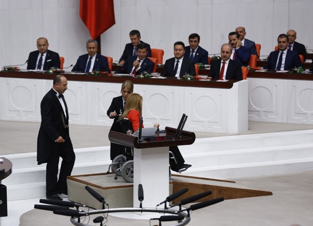 YENİ MECLİSTEN ENSTANTANELER 23