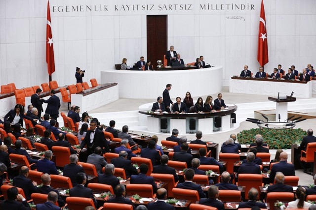 YENİ MECLİSTEN ENSTANTANELER 27