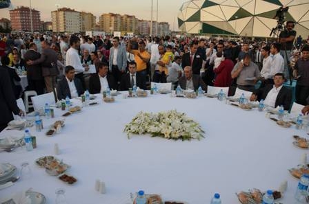 Başbakan 30 bin kişiyle iftar yaptı 1