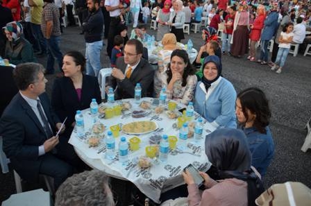 Başbakan 30 bin kişiyle iftar yaptı 12