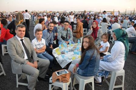 Başbakan 30 bin kişiyle iftar yaptı 13