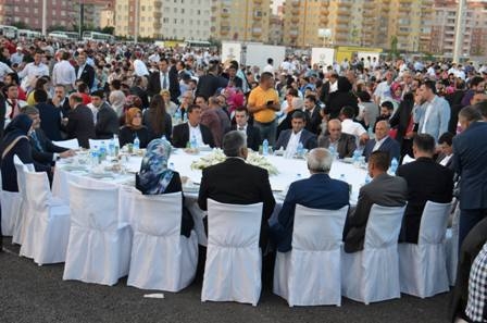 Başbakan 30 bin kişiyle iftar yaptı 15