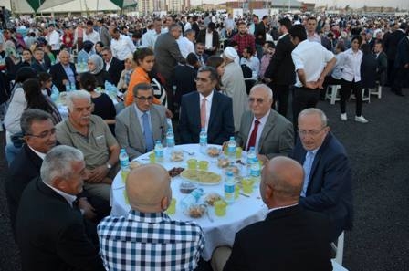 Başbakan 30 bin kişiyle iftar yaptı 2