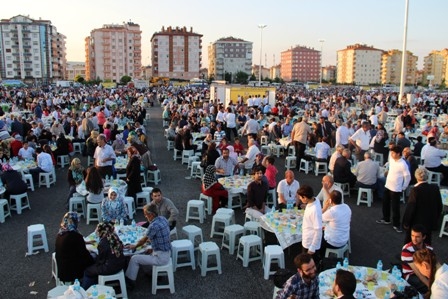 Başbakan 30 bin kişiyle iftar yaptı 24