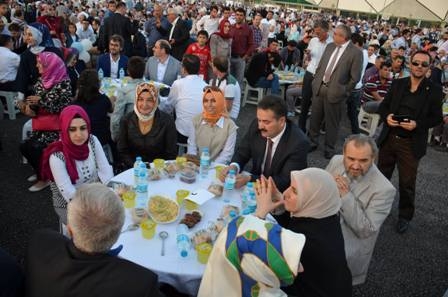 Başbakan 30 bin kişiyle iftar yaptı 5