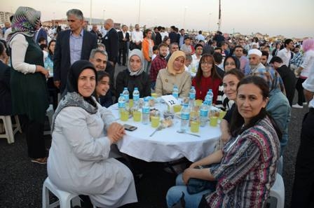 Başbakan 30 bin kişiyle iftar yaptı 6