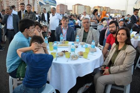 Başbakan 30 bin kişiyle iftar yaptı 9