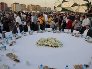 Başbakan 30 bin kişiyle iftar yaptı