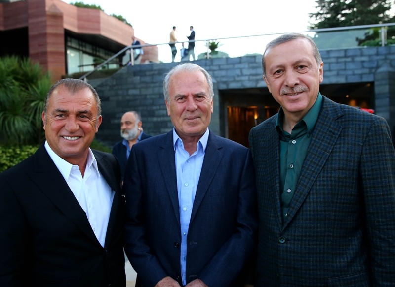 CUMHURBAŞKANI ÜNLÜLERİ İFTARDA AĞIRLADI
