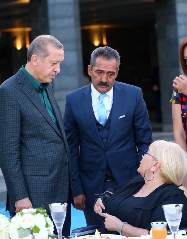 CUMHURBAŞKANI ÜNLÜLERİ İFTARDA AĞIRLADI