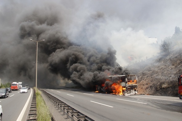 İçinde 32 yolcu bulunan otobüs alev alev yandı 3