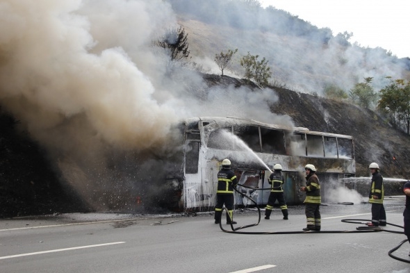 İçinde 32 yolcu bulunan otobüs alev alev yandı 5