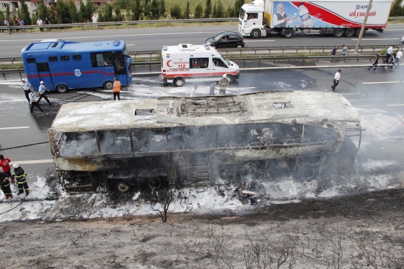 İçinde 32 yolcu bulunan otobüs alev alev yandı 7
