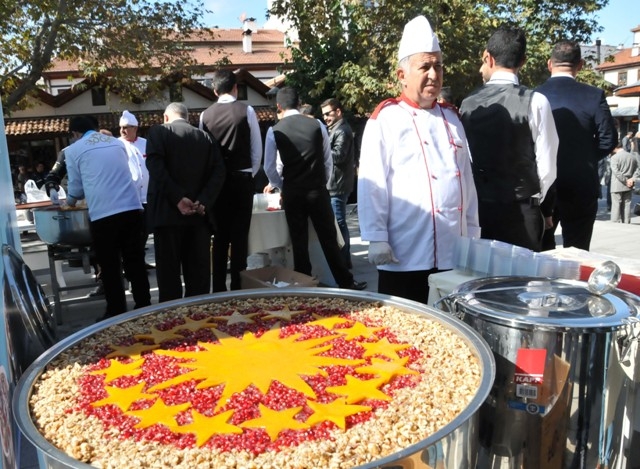 CUMHURBAŞKANI ERDOĞAN'DAN KONYALILARA AŞURE İKRAMI 3