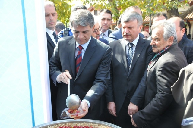CUMHURBAŞKANI ERDOĞAN'DAN KONYALILARA AŞURE İKRAMI 7