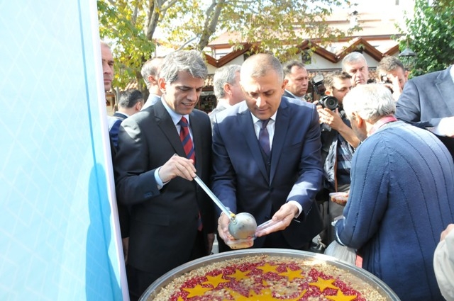 CUMHURBAŞKANI ERDOĞAN'DAN KONYALILARA AŞURE İKRAMI 8